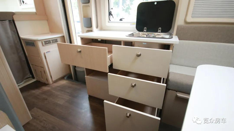 帶老人孩子出行，適合選這款房車